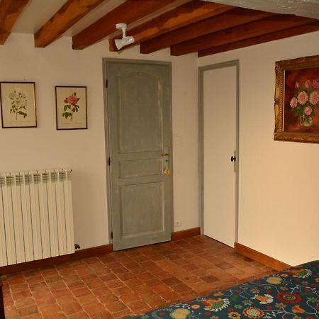 ホテル Le Vieux Saule Saints-en-Puisaye エクステリア 写真